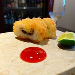 日本料理 TOBIUME - 芦屋漁港の鱧のカツ
      梅肉ソースとスダチで