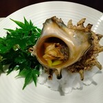 日本料理 TOBIUME - 柏原漁港のサザエつぼ焼き
      出汁がめちゃ美味しい♡
