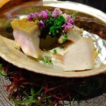 日本料理 TOBIUME - 鮑の下には焼き茄子とソーメン
      肝ソースで♡