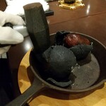 日本料理 TOBIUME - 女将が割る