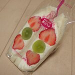 サンドイッチハウス メルヘン - 赤羽限定・苺とシャインマスカット（500円）