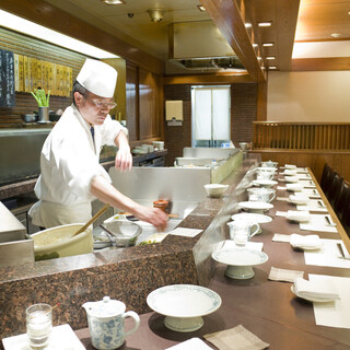 [Special seats at the counter] An adult space where you can enjoy freshly fried Tempura
