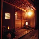 Onjaku Sakontarou - いかにも京都らしい細い路地の奥に料亭のような玄関。
