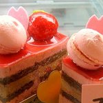 洋菓子　セキヤ - 新発売のマカロン（いちごみるく味）ミニバージョンをのせたイチゴのティラミスです。