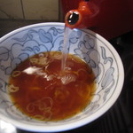 室町 砂場 - 「蕎麦湯」を注ぐ