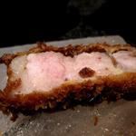 とんかつ マンジェ - 上ロースとんかつ（80匁）　塩をつけて食べる