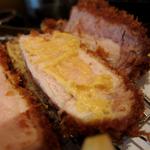 とんかつ マンジェ - 上ロースとんかつ（80匁）　たーーーーーっぷりと辛子を塗る