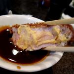 とんかつ マンジェ - 上ロースとんかつ（80匁）　辛子を塗ったらソースで食べる