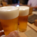 すし処 睦月 - 薄張グラスでビールの口当たりも滑らか