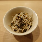 すし処 睦月 - しらす：醤油で上品に炊き上げてしらすご飯、山椒の実