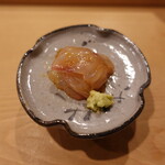 すし処 睦月 - コチのヅケ：旨味が凝縮