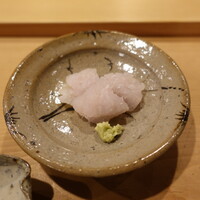 すし処 睦月 - 鱧：地物、皮目を炭で炙って香ばしい味わい