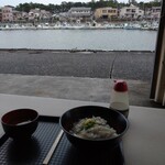 田子の浦港 漁協食堂 - 海の風   潮の香り    港を 見ながら食べる～(*´∀`)♪