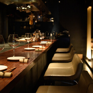 モダンな空間で、鉄板焼きやワインを味わう優雅なひと時を。