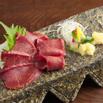 Sumibi Kushiyaki Kushi Yoshi - 赤身の馬刺し 馬刺しといえば赤身肉！味はあっさりとしているのに、奥深い旨みが凝縮されているといった感じで、
                      とても柔かくて、霜降り肉よりも食べやすい！九州醤油でお召し上がり下さい。
