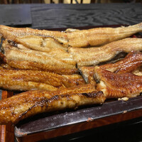 にょろ助 銀座 - 白焼きとタレ焼き。