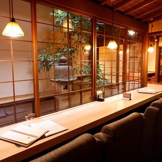 低めのカウンターに、ゆったり座れるソーファー席