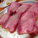 大衆ホルモン焼肉 順 - 塩タン