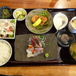 SUSHI DINING - 刺身盛り合わせと唐揚げ御膳