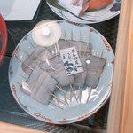 かねもと - 串打ちされたうなぎ