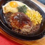 牛の家 - 配膳されソースをかけて仕上げです♪