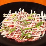 【數量限定】 北海道產和牛臀肉的意式生拌肉片~蒜蓉醬汁~