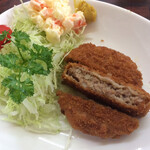 福助食堂 - メンチ断面