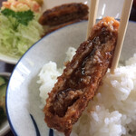 福助食堂 - メンチにソースをかけてオンザライス！