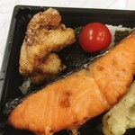 Tentekomai - 銀鮭の塩焼、鶏の唐揚、プチトマト