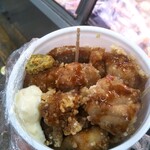 マルハチ - 揚げまぐろ1カップ300円
揚げたてでは無いのでチョットパサついてた…
でも鮪の美味しさと掛け放題の豊富な調味料はスゴかった（笑）
ソースをサラサラ〜っと掛けて
端っこにタルタルと粒マスタードを少し…