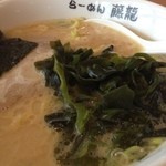 らーめん藤龍 - 中に入ってるトッピング『わかめ・ねぎ・チャーシュー・海苔』