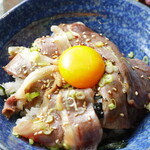 熊本馬刺と純米酒 櫻 - 馬肉の炙り丼　　夏にオススメ！