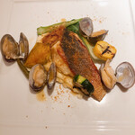 アドゥエパッシ - お魚の皮の焼き具合完璧です。またじゃがいものペーストととてもよく合います