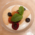 アドゥエパッシ - ココナッツミルクのソースと合わせて頂きます。果物の甘さを更に引き立ててくれます。