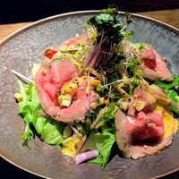 ビストロ ハマイフ - 黒毛和牛ローストビーフのコブサラダ。