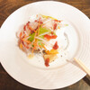 Mugiya tanabe - 前菜、カツオのたたき
                メレンゲにフルーツソース