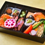 Two-color Bento (boxed lunch) with beef Steak, salmon, and salmon roe ~This~