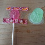 王者-23 - 食後のサービスでもらった飴とゼリー