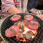 万正 - 塩タン 焼き焼き風景