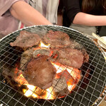 万正 - 塩タン 焼き焼き風景