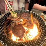 万正 - 塩タン 焼き焼き風景