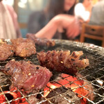 万正 - ハラミ焼き焼き風景