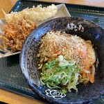 はなまるうどん - 温玉ぶっかけうどん（冷やし）
かき揚げ天とイカ天