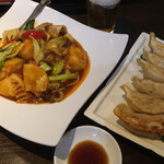 台湾料理 太和菜工坊 - 【写真追加】揚げ豆腐の家庭風煮込み，焼き餃子（６個），瓶ビール（キリンラガービール）