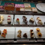 ポニイ - 冷蔵右手エリアにケーキ達