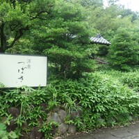 洋食 つばき - 道路から眺めた外観