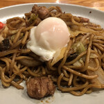 とっこ処 - ホルモン焼きそば 温玉のせ