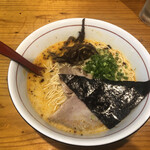 博多ラーメン 亀八 - 辛口とんこつらーめん（790円＋税）