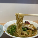 徳島ラーメン　にし利 - にゅ〜ん。麺は良くあるストレート麺