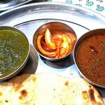 バーワルチー - ほうれん草カレーと、マトンカレー